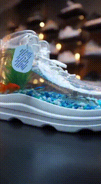 AI generated video: 全面展示 用水族箱做成的球鞋 裡面還有小魚游動