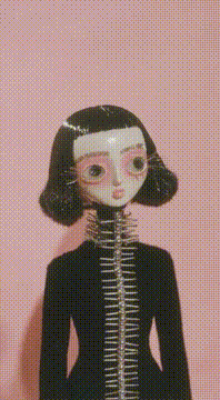 AI生成视频：A porcelain figure explores movement under constraint, where beauty is precise…