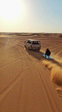 AI generated video: Широкий план сверху: бескрайняя жаркая пустыня под ярким солнцем, лёгкий мираж…