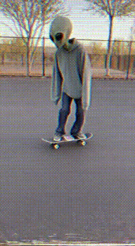 AI生成视频：Alien does a kick flip on a skateboard filmed on a handheld vhs video camera