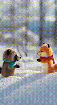 AI generated video: 身長80mmの狸と日本狐が、雪合戦