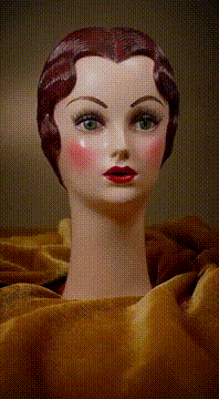 AI generated video: Sobre una tela de terciopelo ocre hay una cabeza de maniquí de mujer de los…