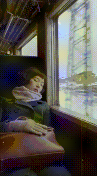 AI generated video: 美人で可愛い女の子。 1960年代の服装、髪型 昭和の古い電車で寝ている。 車窓からは冬の日本海の雪が積もる田舎町…
