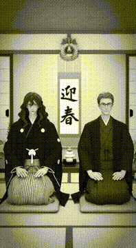 AI generated video: @masoko_ch.vann @masoko_ch.kamisawa お正月の飾り付けがされた和室に、並んで正座をしている2人。カメラに向かって「あけましてお…