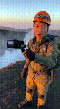 AI generated video: @david60366 穿着探险服在火山打卡直播，直播过程中火山突然爆发