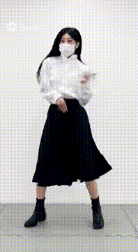 AI generated video: 女性が部屋でダンス -1.0sくるりと一回転 -2.0s 1歩下がり、女性は両手の袖を軽く持ち踊る。 -声なし…