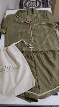 AI generated video: la ropa es doblada por una mano invisible y colocada dentro de la bolsa de tela