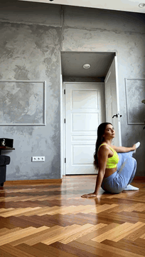 AI generated video: Laura showing off